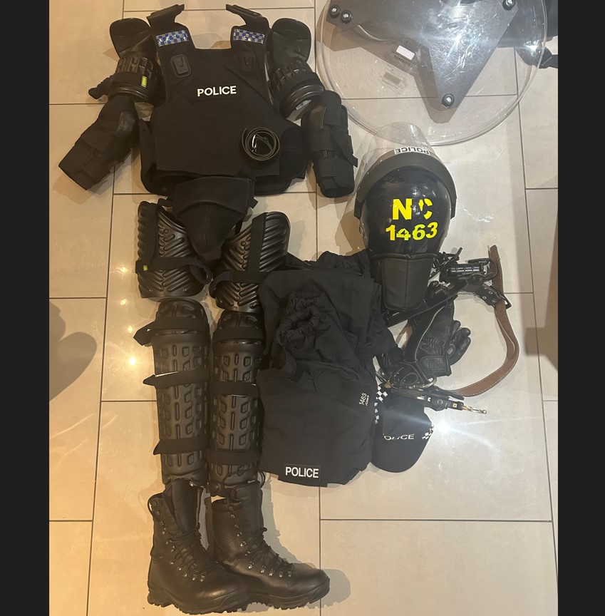Got your outfit sorted for the #Lincoln10K tomorrow?? PC Chris Jones will be wearing this. It's full riot gear complete with helmet and shield, weighing 16 kilos. 😲 He's doing this for @UK_COPS who support families of those who died in the line of duty 💙 ow.ly/sPtr50R33O8