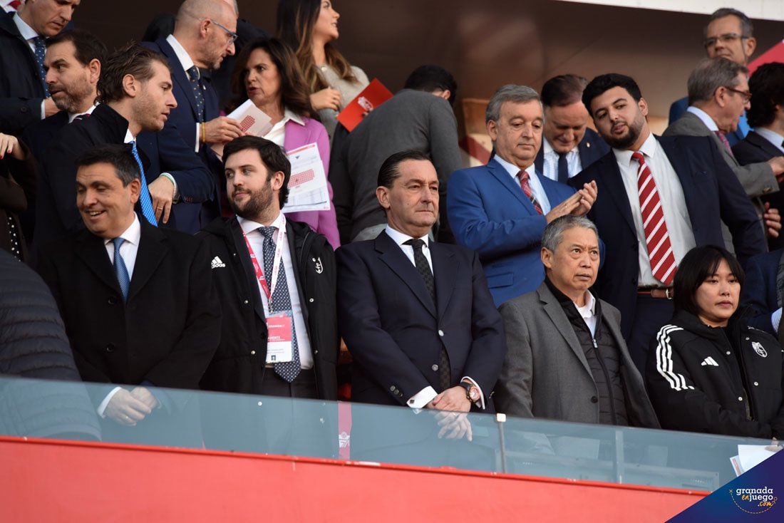 Dos victorias en 30 partidos. Tres entrenadores. Un año sin vencer a domicilio. Eliminados por alineación indebida en Copa. Suplementos a los abonos. Un director deportivo en Octubre. Descensos a plomo del primer equipo y del Recre. Y ahí seguirán los mismos. Muy lamentable.