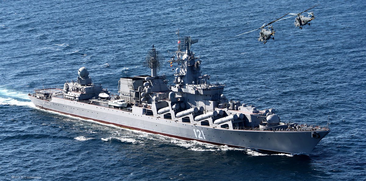 I dag, for to år siden, sank det russiske flagsskib, Moskva. Kreml benægtede som altid alt. Det blev dog hurtigt tydeligt, at Ukraine havde taget det første skridt i at få genåbnet fragtkorridoren til og fra Odesa. Læs gennemgang af Sortehavsflådens foreløbige skæbne: #dkpol
