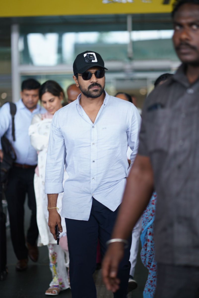 Touching down in Chennai, 𝐆𝐥𝐨𝐛𝐚𝐥 𝐒𝐭𝐚𝐫 @AlwaysRamCharan, along with his wife @upasanakonidela and baby #Klinkarakonidela, arrived to receive the honorary doctorate at the University of VELS convocation ceremony.

#GlobalStarRamCharan #RamCharan #GameChanger #RC16 #RC17