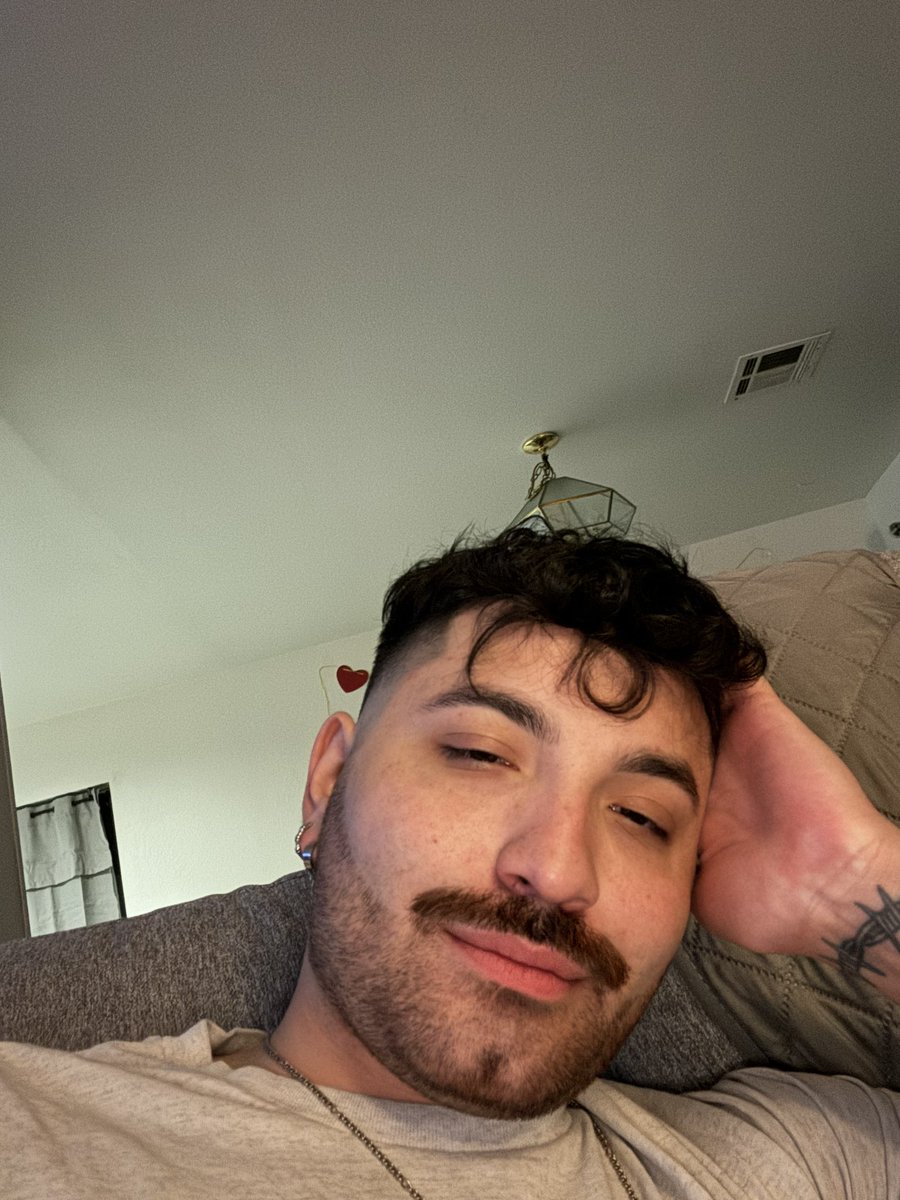 abetheplantpapi's tweet photo. said yeet to the beard https://t.co/MdUTw6VxXR