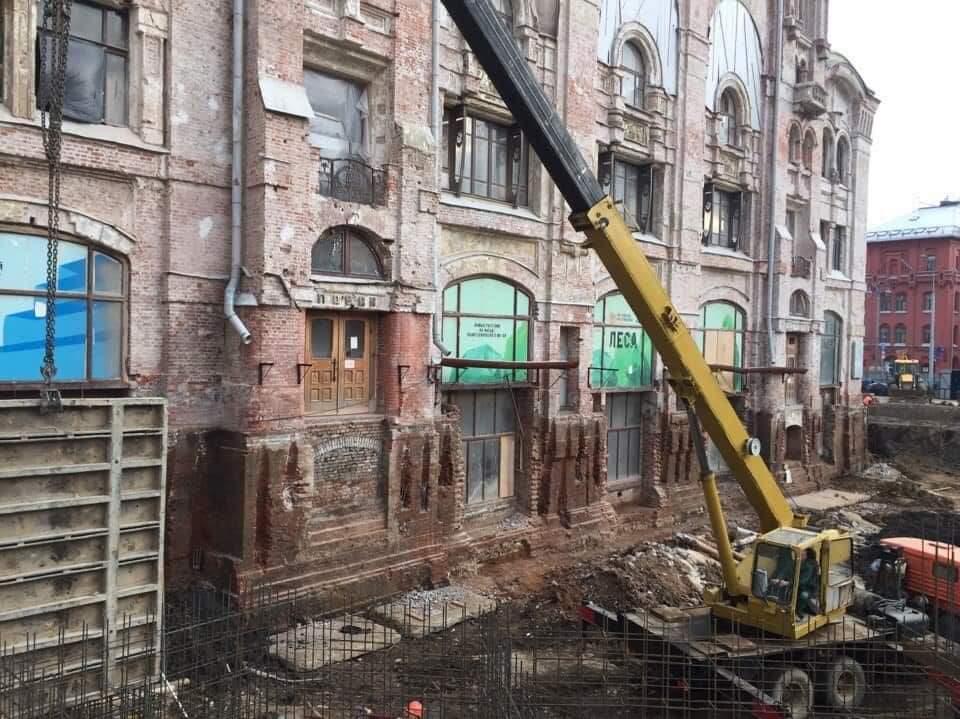 Musée de la science et de l’industrie (polytechnique) à Moscou. 
Ils ont creusé et un étage supplémentaire a été découvert sous le niveau du sol !

Comment l'expliquer ? (mud flood, coulée de boue)