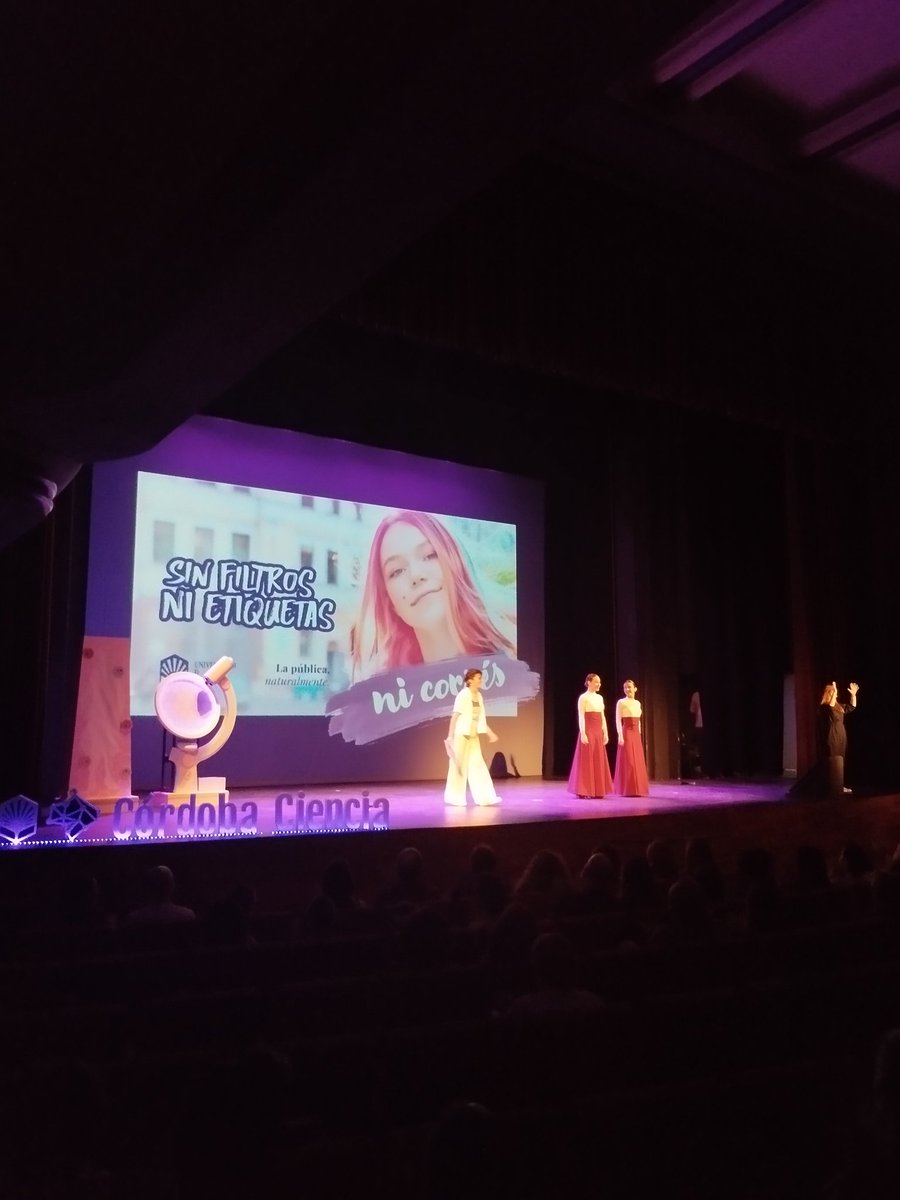 Una declaración de intenciones para este #LasQueCuentanLaCiencia por parte de <a href="/LazaroElena/">Elena Lázaro Real #AgenteLázaro</a> ✨ que busca quitar los corsés que oprimen a las mujeres, pero también a la ciencia

"la ciencia se cuenta donde se quiera contar, también en un escenario" 

🤩Sin etiquetas, ni corsés