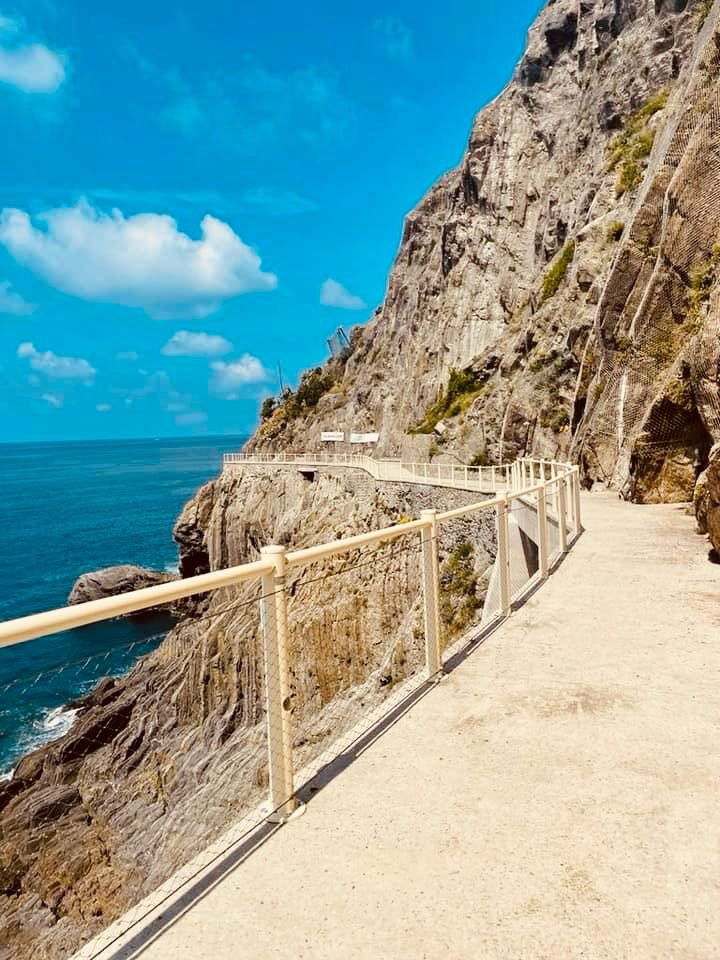 La #Liguria, il posto perfetto per darsi un bacio 😘
Festeggiamo la #GiornatamondialedelBacio 
con l’immagine della via dell’Amore alle Cinque Terre. Una delle passeggiate più amate al mondo che a luglio restituiremo a liguri e turisti!