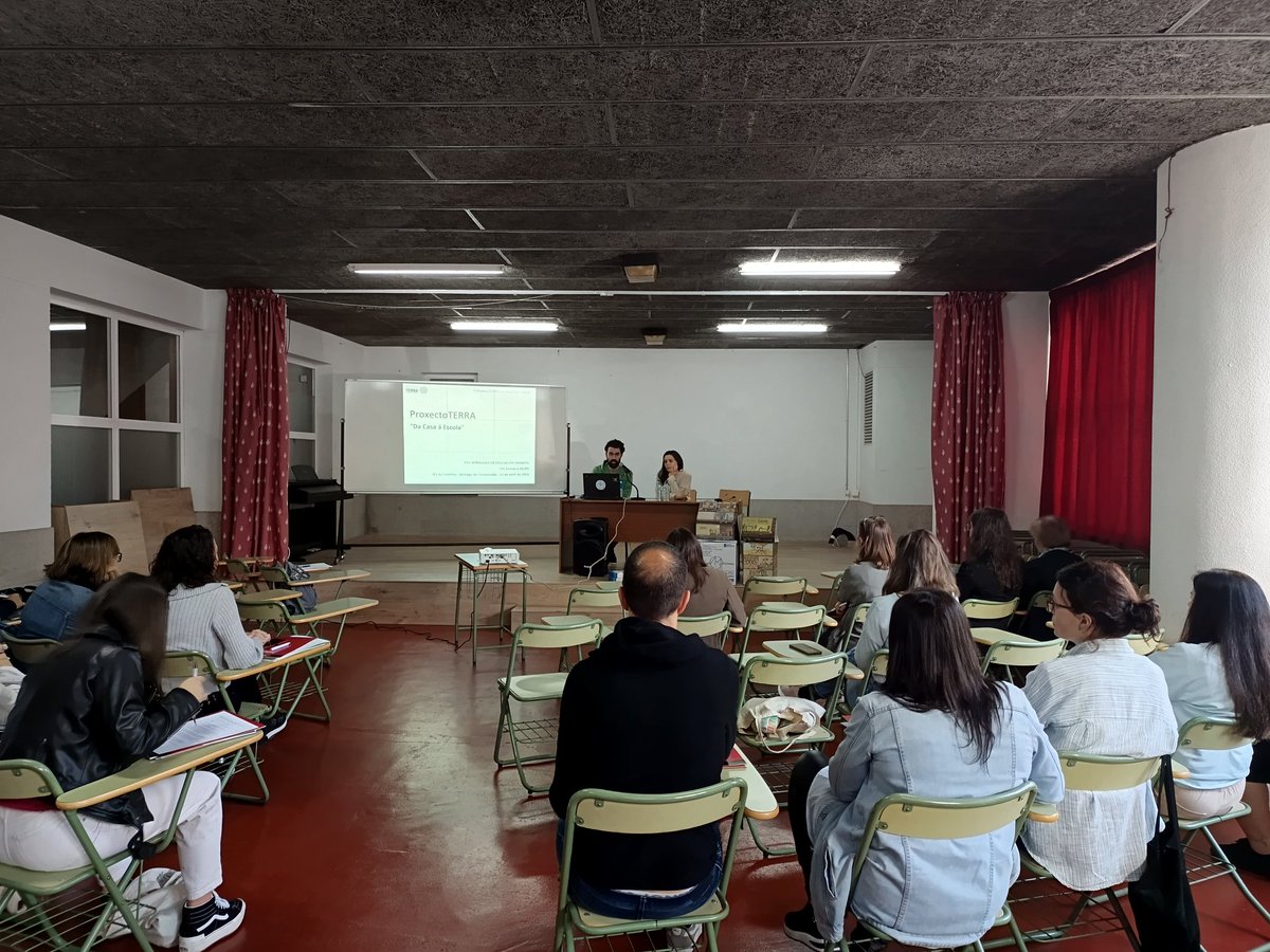 asocpedagoxica's tweet photo. Comezan as Xornadas de Educación Infantil organizadas pola AS-PG e a @CIGEnsino coa colaboración do @PazodeRaxoi

Neste momento, Alberto Fortes e Sabela Girón

O Proxecto Terra en Educación Infantil, da casa á escola
@Proxectoterra https://t.co/sfRb3JkdLW
