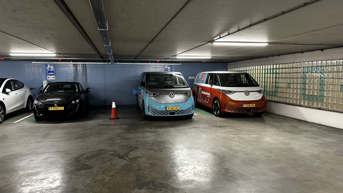En wederom laad <a href="/gem_Nijmegen/">Gemeente Nijmegen</a> eigen eclectische wagens, op 3 van de 6 laadpaal plekken in de parkeergarage #kelfkensbos beetje asociaal! <a href="/pauleig/">Paul Eigenhuijsen</a>