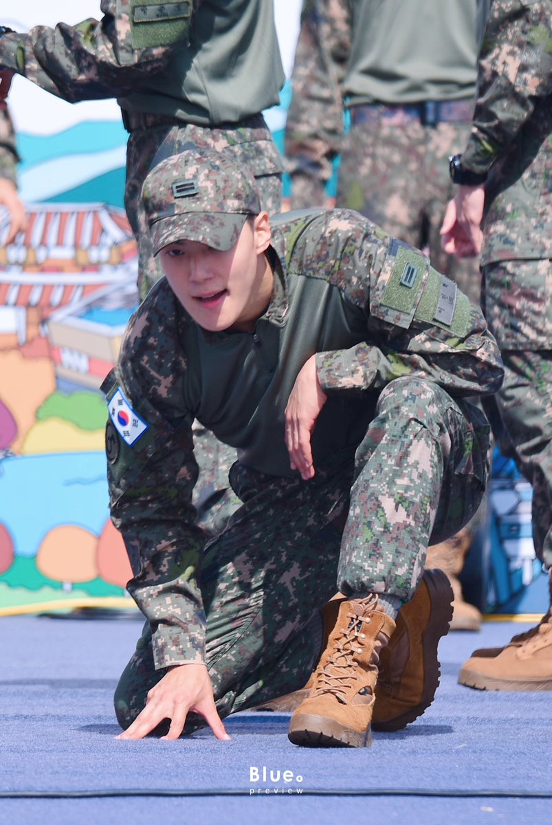 nunu__ym's tweet photo. 같은 군인 맞냐고 https://t.co/6YFAbz1PAs