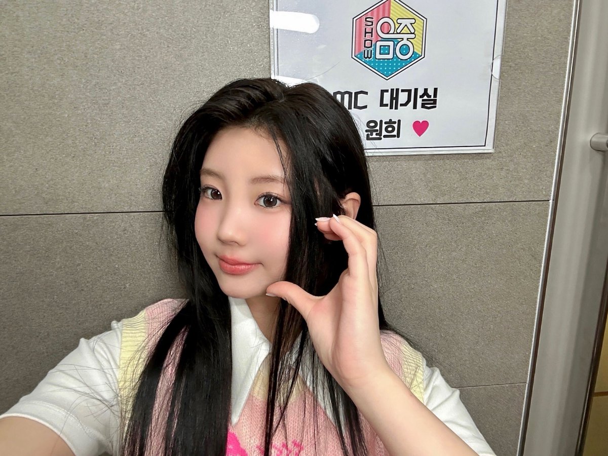 오늘 아일릿 1위 했어요 🥹🏅 
MC원희와 함께라 더 뜻깊은 선물이 되었어요💖
정말 정말 감사합니다!! 사랑해요 여러분!!

240413 @ 쇼! 음악중심
#ILLIT #아일릿
#Magnetic #SUPER_REAL_ME