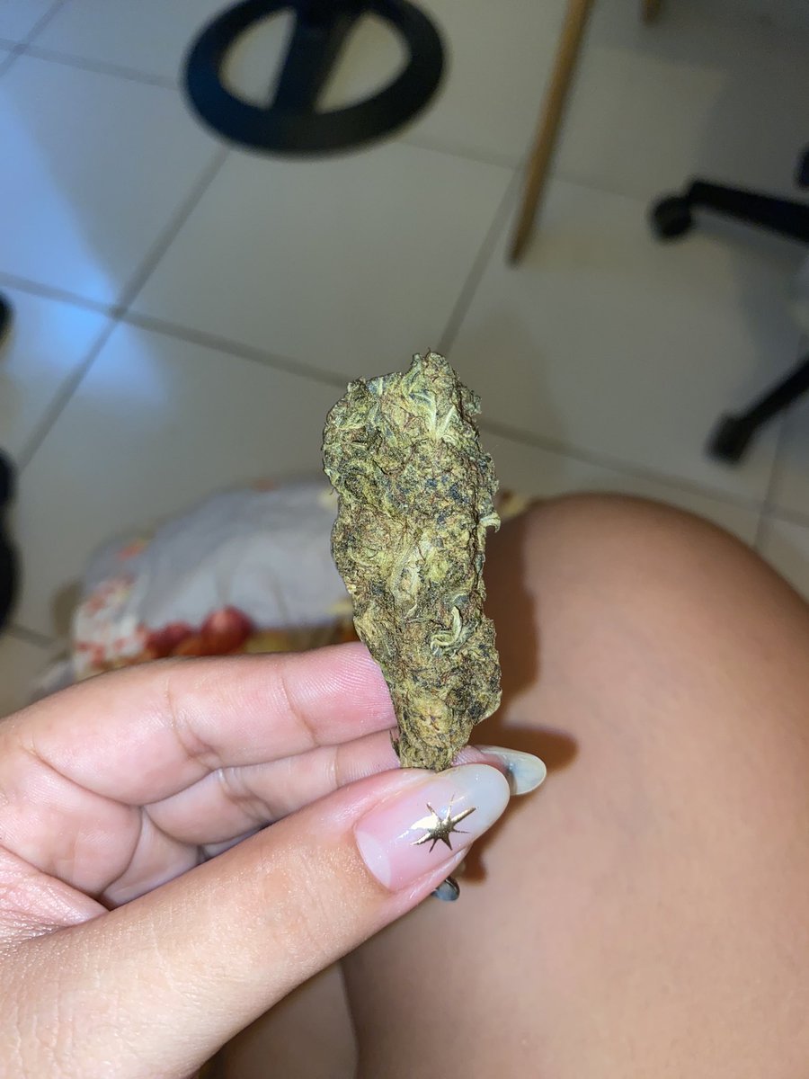 belhaabelha's tweet photo. mercúrio retrogrado de alguém: achei 5g de kunk no chão https://t.co/W26DtTXZhM