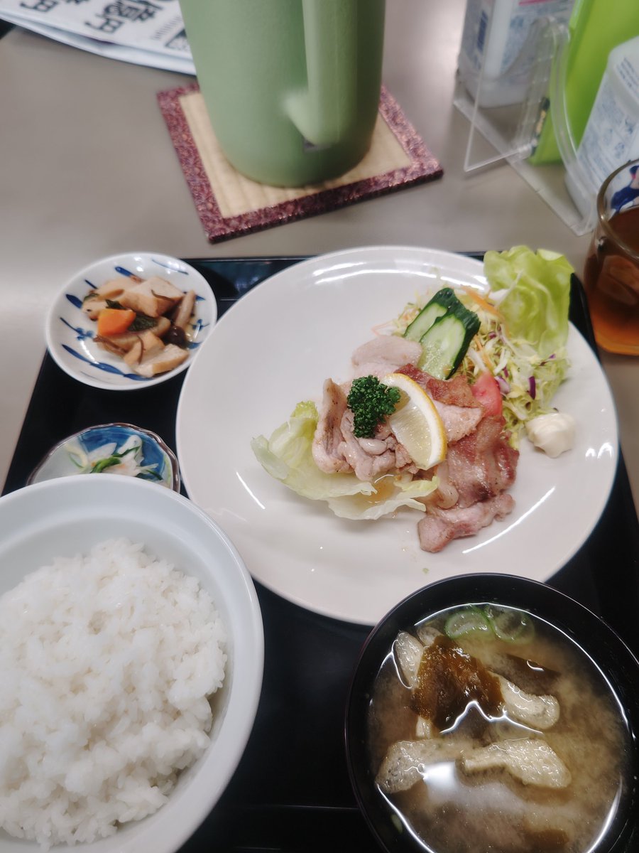 ぼくの好きな定食屋さんでロース焼き定食食べます(^^)