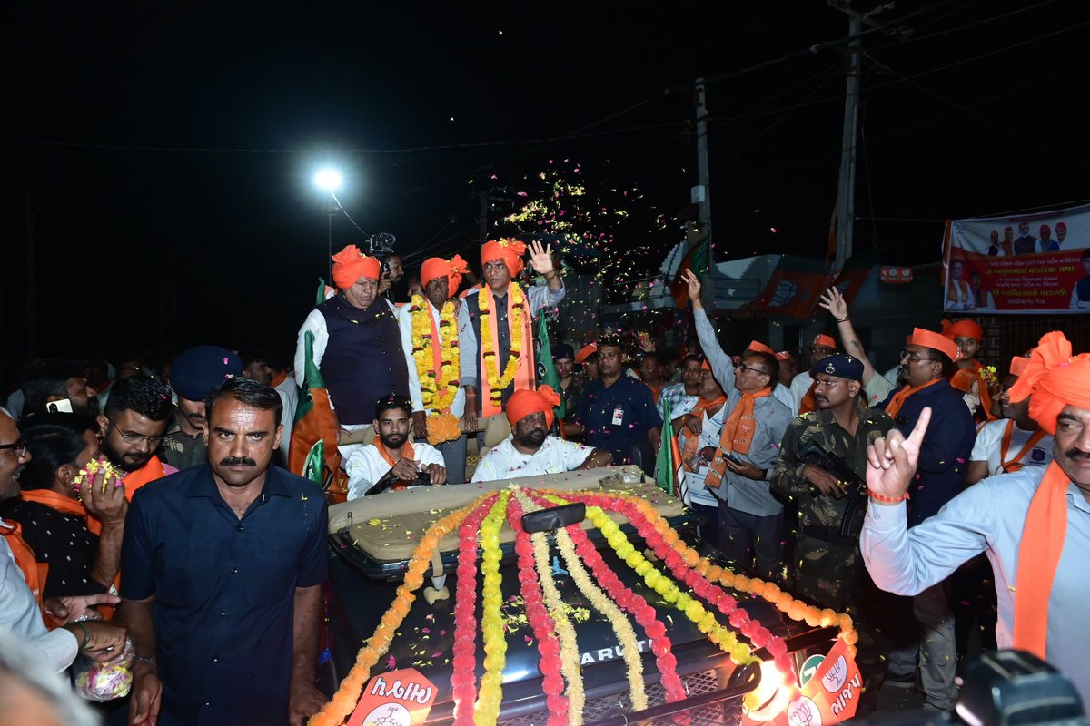 mansukhmandviya's tweet photo. "દ્રઢ વિશ્વાસ અને કેસરિયો આવકાર, #AbkiBaar400Paar "

૧૧-પોરબંદર લોકસભા મતક્ષેત્રના સાસણ જિલ્લા પંચાયત સીટમાં જનસંપર્ક દરમિયાન ગ્રામજનોએ વિકાસ, વિશ્વાસ અને વિઝનના કમળને જીતાડવા હુંકાર ભર્યો. https://t.co/AKbm1SGXfN