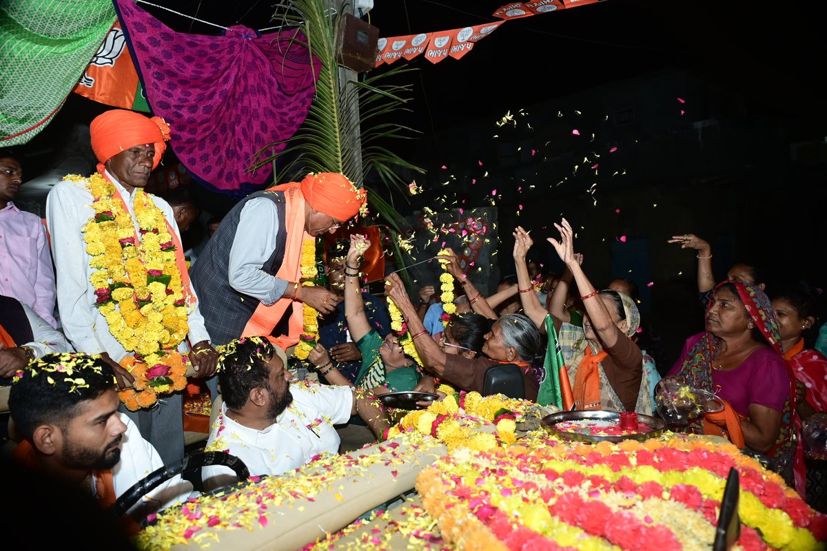 mansukhmandviya's tweet photo. "દ્રઢ વિશ્વાસ અને કેસરિયો આવકાર, #AbkiBaar400Paar "

૧૧-પોરબંદર લોકસભા મતક્ષેત્રના સાસણ જિલ્લા પંચાયત સીટમાં જનસંપર્ક દરમિયાન ગ્રામજનોએ વિકાસ, વિશ્વાસ અને વિઝનના કમળને જીતાડવા હુંકાર ભર્યો. https://t.co/AKbm1SGXfN