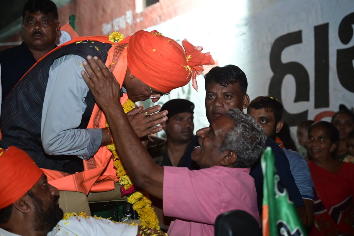 mansukhmandviya's tweet photo. "દ્રઢ વિશ્વાસ અને કેસરિયો આવકાર, #AbkiBaar400Paar "

૧૧-પોરબંદર લોકસભા મતક્ષેત્રના સાસણ જિલ્લા પંચાયત સીટમાં જનસંપર્ક દરમિયાન ગ્રામજનોએ વિકાસ, વિશ્વાસ અને વિઝનના કમળને જીતાડવા હુંકાર ભર્યો. https://t.co/AKbm1SGXfN