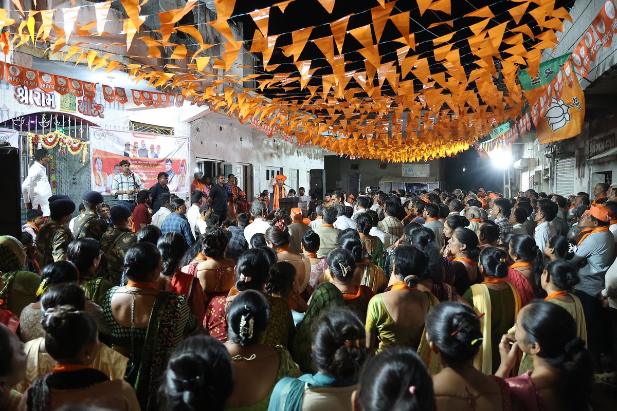 mansukhmandviya's tweet photo. "દ્રઢ વિશ્વાસ અને કેસરિયો આવકાર, #AbkiBaar400Paar "

૧૧-પોરબંદર લોકસભા મતક્ષેત્રના સાસણ જિલ્લા પંચાયત સીટમાં જનસંપર્ક દરમિયાન ગ્રામજનોએ વિકાસ, વિશ્વાસ અને વિઝનના કમળને જીતાડવા હુંકાર ભર્યો. https://t.co/AKbm1SGXfN