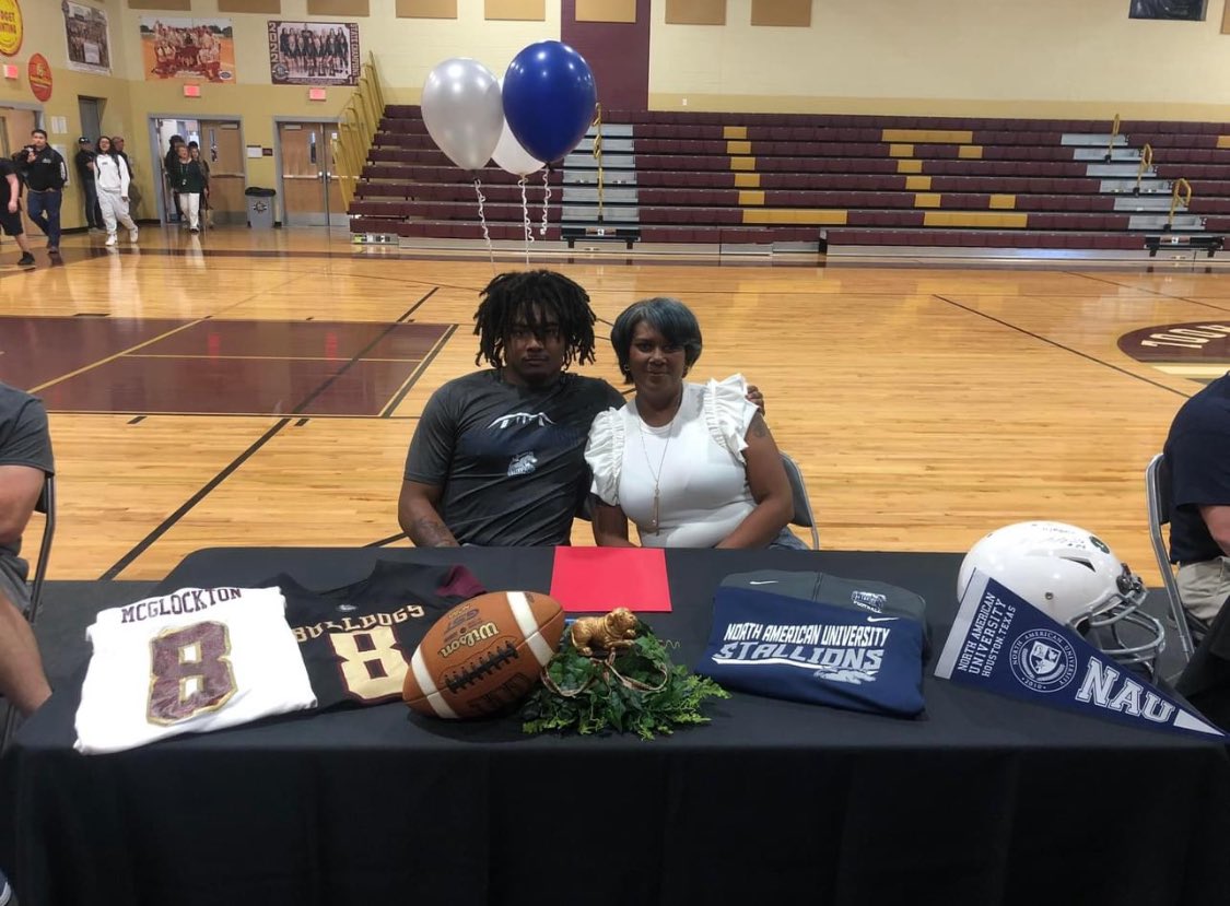 Ax_Mcglock's tweet photo. Officially signed to @NAU_FB today, thankful for all of my coaches and everyone else who’s helped me along the way 💯.
🐴💙
@CoachGT02 
@CoachMac_NAU 
@EJValentine1911 
@CoachjakeNAU https://t.co/Zre05d8i7O