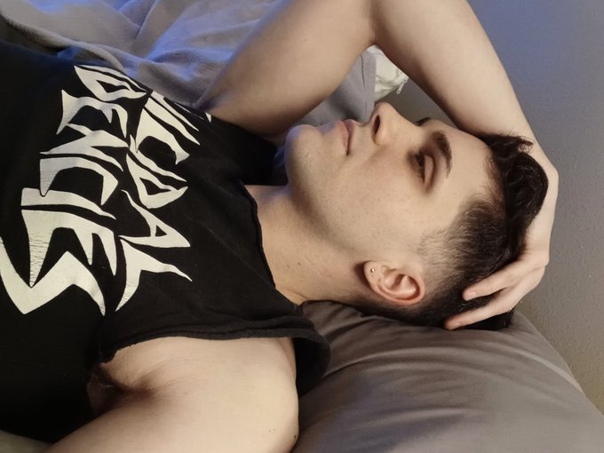 Just a rocker butch ready to be kissed in bed 💋 https://t.co/QqQLRUVAhY