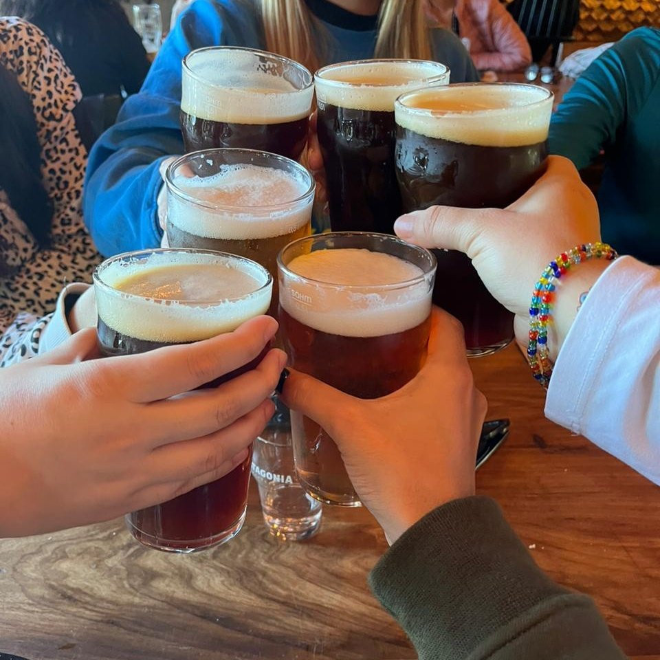 BiancaBausela's tweet photo. Salud x esa noche d bowling en la que con unas birras encima empezamos a delirar con un viaje a Bariloche https://t.co/ibxWbLS7A0