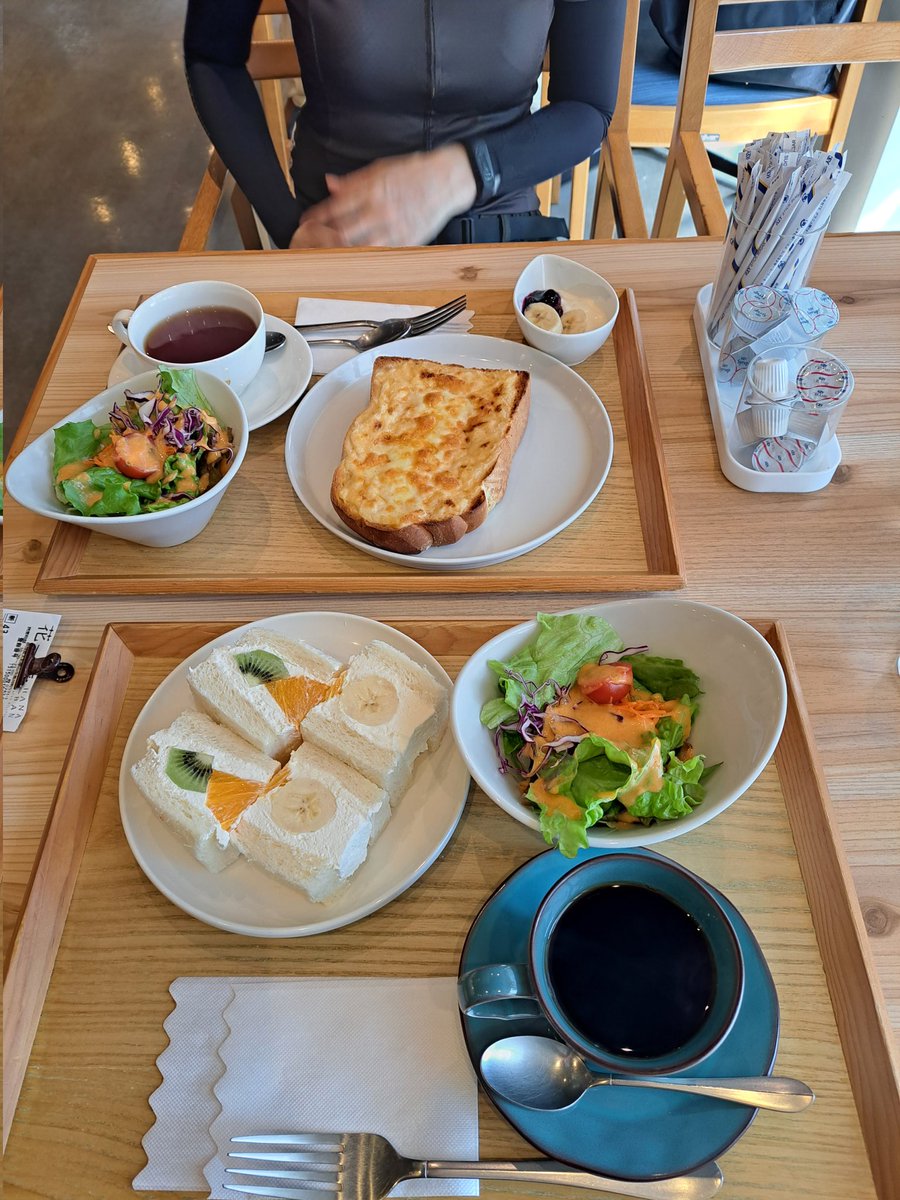 昼から会議につき
妻と桜を見にライドに出たけど、桜は終の様子。
花よりモーニング🍞☕️で
奈良の市場の近くの花一番へ
綺麗で広々した店内で、お昼も美味しそう😋
天気も良くて、満足のサイクリングでした！