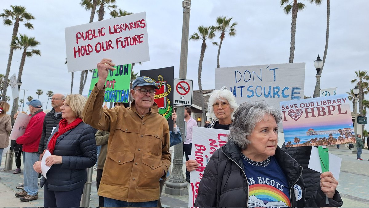 'Public Libraries Hold Our Future' don't let the Huntington Beach City Council privatize our libraries. 
#SaveOurLibrary