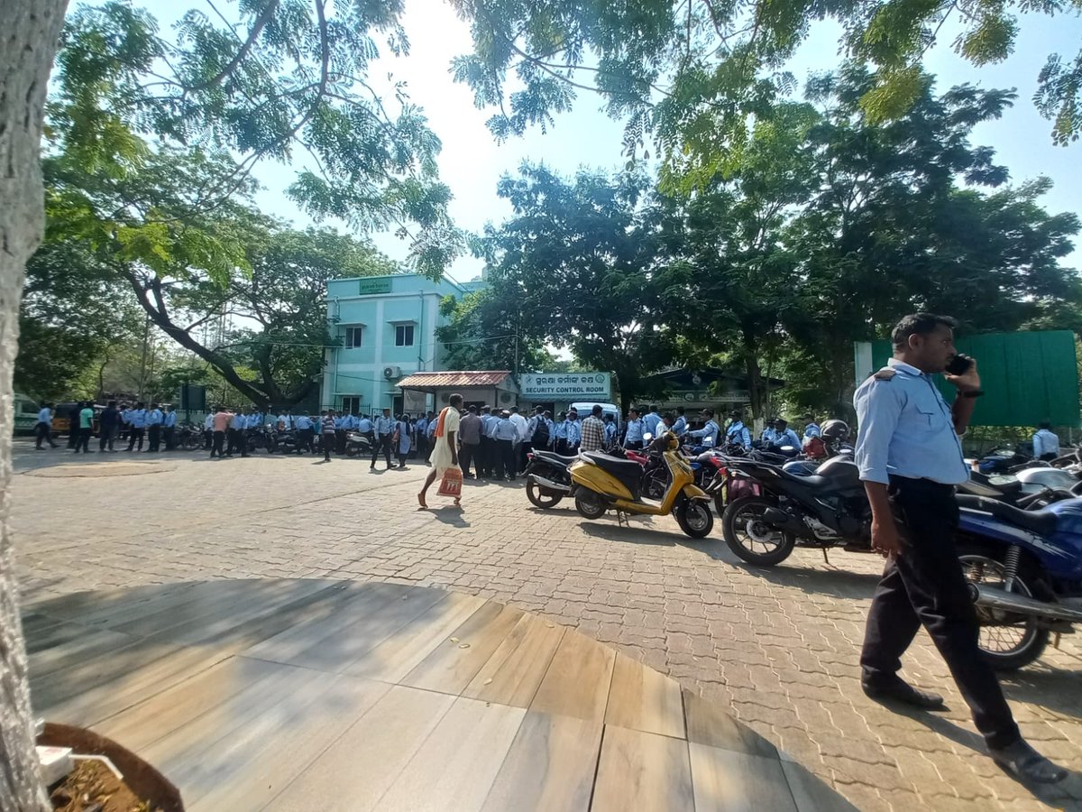 Sweeping and security staff at Capital Hospital im Bhubaneswar go on strike, all testing departments closed, massive inconvenience for the public | Photos: Ajit Behera @NewIndianXpress @santwana99 @Siba_TNIE