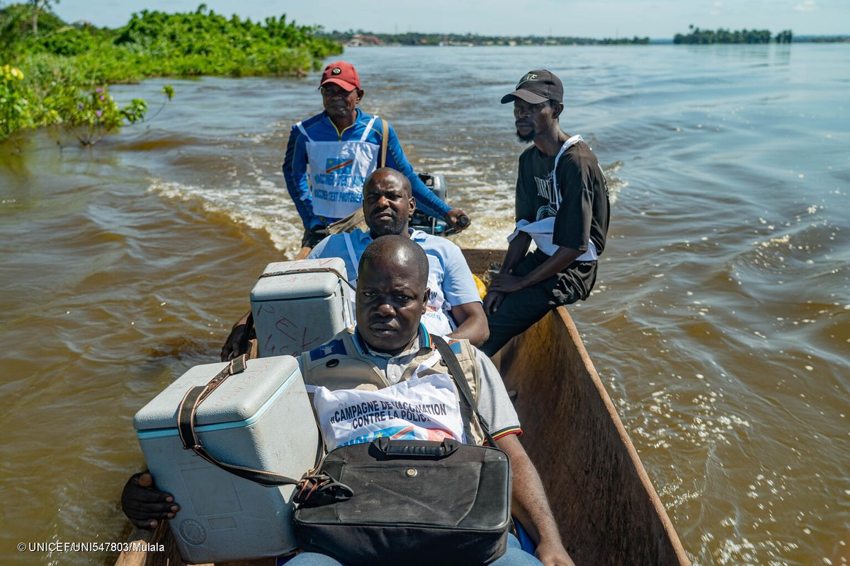 Navigating a wooden canoe through the islet of Kitingi in DR Congo, these UNICEF-supported vaccinators are ready to immunize children against polio.

#ForEveryChild, a safe and healthy future.