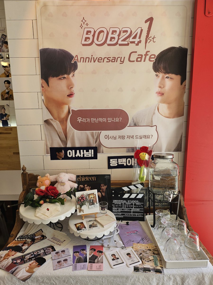 winsome_voice's tweet photo. @bob24cafe
밥이사 1주년 카페 왔지요~♡
카페 너무 예쁘게 꾸며서 눈 돌아가기 🤭🤭
선착순 특전도 받았쥬😁😁

밥이사 1주년 카페 해주셔서 감사합니다-
좋은 추억 만들고 갈게요🥰🥰🥰

#밥이사
#한입단이_밥이사의_흔적이될게요
#영화개봉_1주년_밥이사데이
#밥만잘사주는이상한이사님극장판 https://t.co/FN87PEcf1U