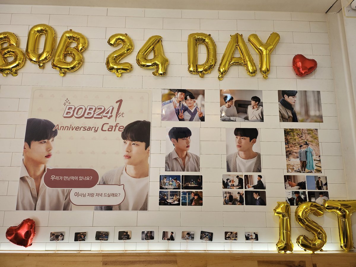 winsome_voice's tweet photo. @bob24cafe
밥이사 1주년 카페 왔지요~♡
카페 너무 예쁘게 꾸며서 눈 돌아가기 🤭🤭
선착순 특전도 받았쥬😁😁

밥이사 1주년 카페 해주셔서 감사합니다-
좋은 추억 만들고 갈게요🥰🥰🥰

#밥이사
#한입단이_밥이사의_흔적이될게요
#영화개봉_1주년_밥이사데이
#밥만잘사주는이상한이사님극장판 https://t.co/FN87PEcf1U