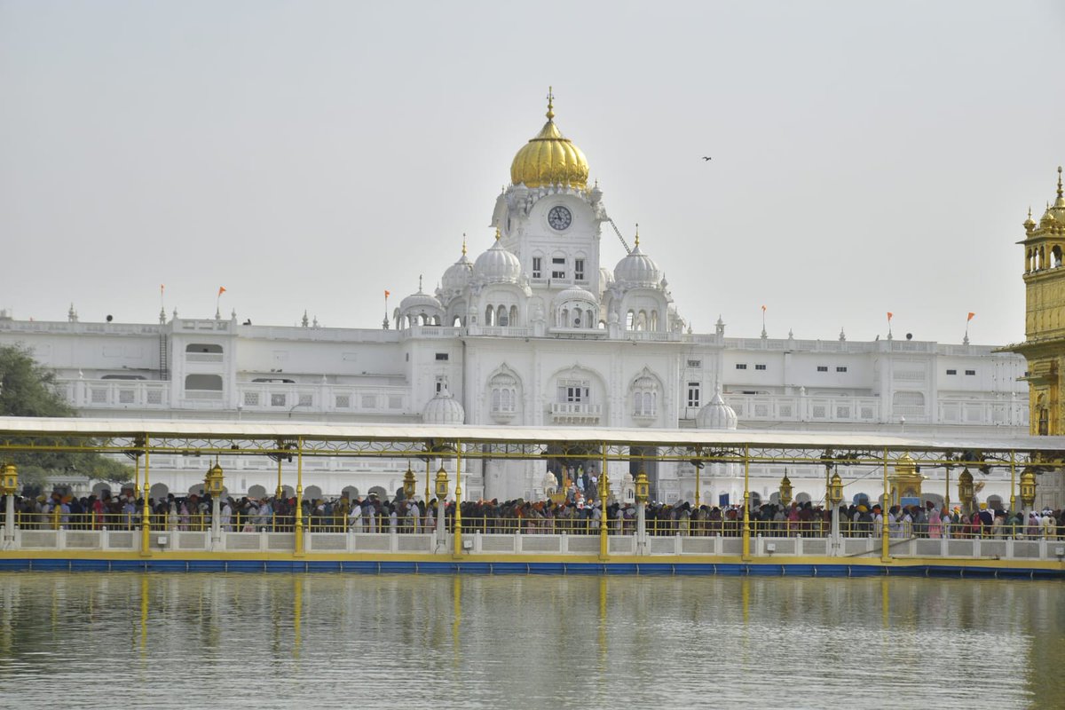 htTweets's tweet photo. #InPictures | Devotees paying obeisance at #GoldenTemple on the occasion of #Baisakhi in #Amritsar 

📸Sameer Sehgal/Hindustan Times https://t.co/qt5EzYaxLY