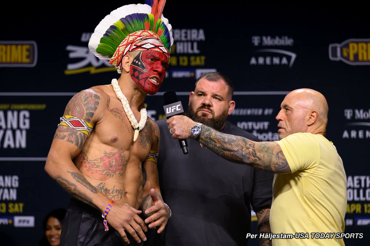 One of my best pics from the #UFC300 weigh-ins. Featuring @AlexPereiraUFC and @joerogan 🧙‍♂️📷