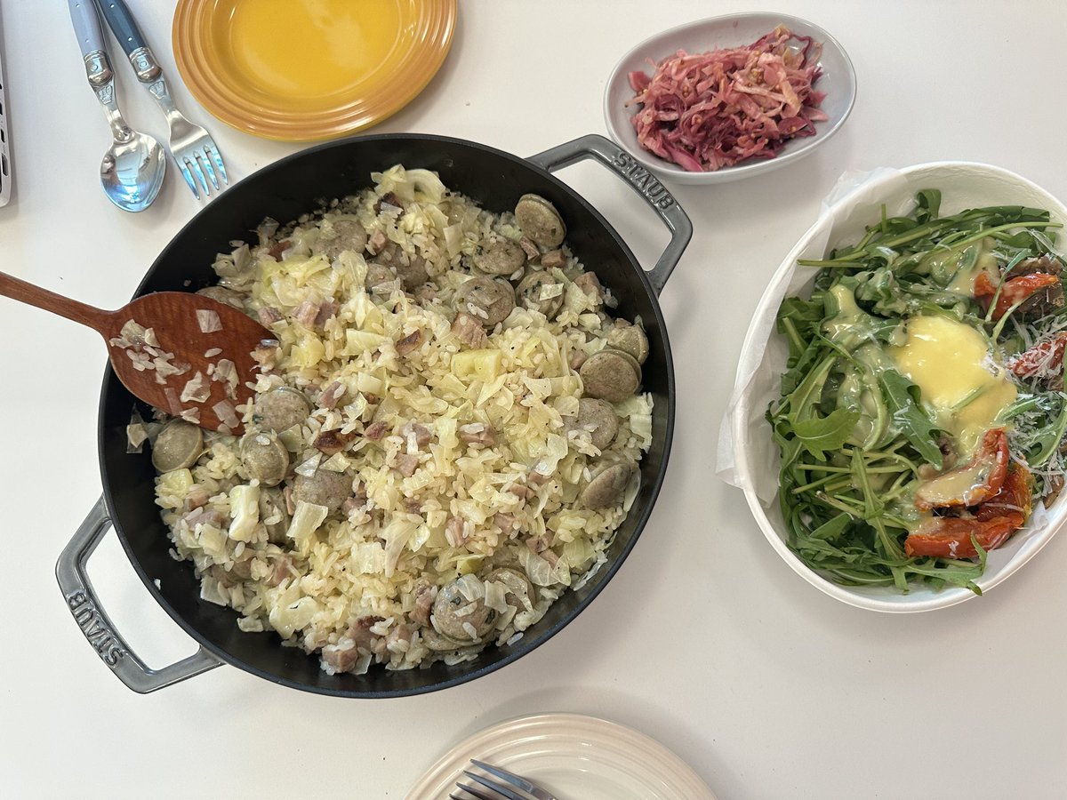 ageha47's tweet image. 집 냉장고에 양배추와 소시지 있다! 하는 분들은 주말에 요거 꼭 해드시길!! 쌀보다 양배추가 더더더 많이 들어가는 양배추 소시지 후라이팬밥! 두 사람 충분히 먹을 수 있는 양이에요!! 양배추 처치곤란일 때 꼭 만들어보세요!! 누룽지가 더 매력적! 자세한 레시피는 요기 youtube.com/shorts/8ruZUxp…