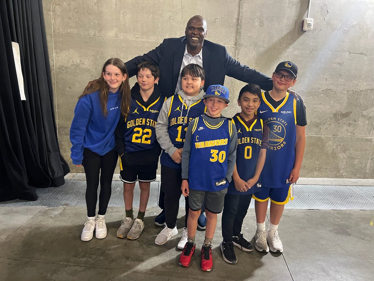 It's always great to hear about students thriving in their education. I had the opportunity to meet these group of students who received all A's on their report cards. Great job kids. Intelligence is cool! #warriors #chasecenter #nba #students 📷Afoyle