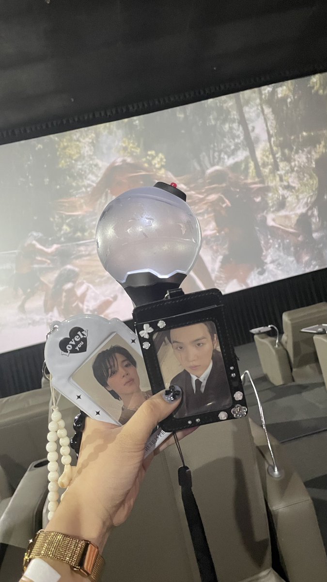 jimingchlo's tweet photo. LEZZZGOOOOOO 🔥🔥🔥🔥

#SugaDDayTourTheMovie
#BTS #Suga #Armys 
#DBlockScreeningWithC7PH https://t.co/LzbYzIBqQB