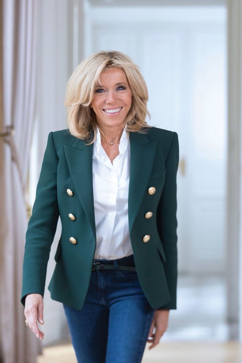 Nous souhaitons tous un excellent anniversaire à notre Première Dame, Brigitte Macron, qui fête ses 71 ans aujourd'hui !

Merci pour votre engagement continu envers les Français. 🎉🇫🇷