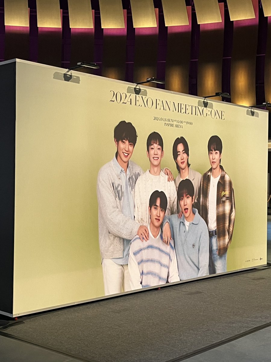 EXO Fan Meeting: One photo wall is already up at the venue!! 🥹