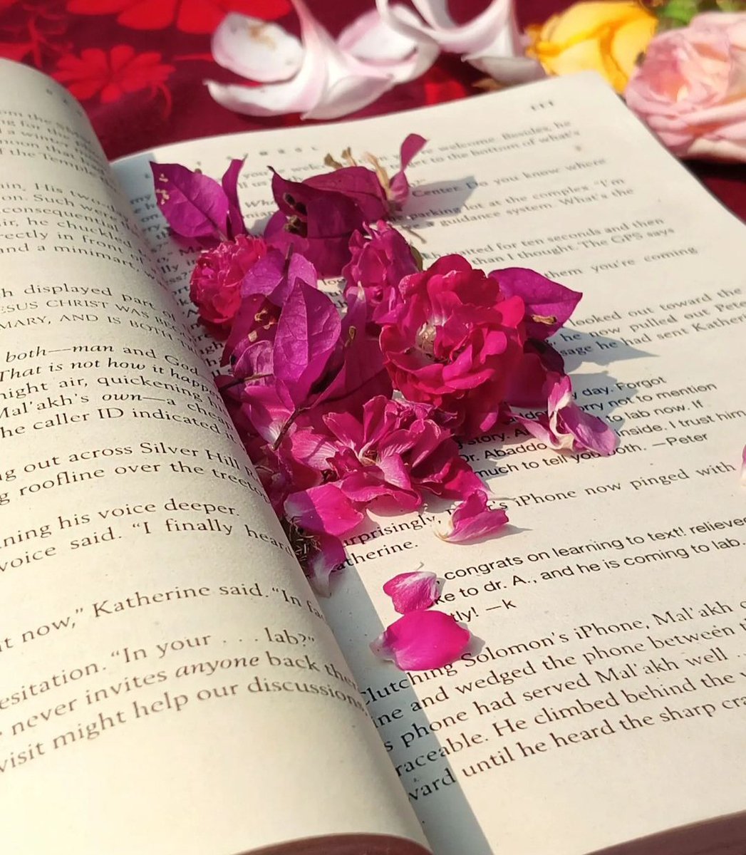 لوگ کرتے ہیں __ اقرار لمحوں میں بھول جاتے ہیں محبت نبھاتے ہوئے پھول کتابوں میں سوکھ جاتے ہیں
