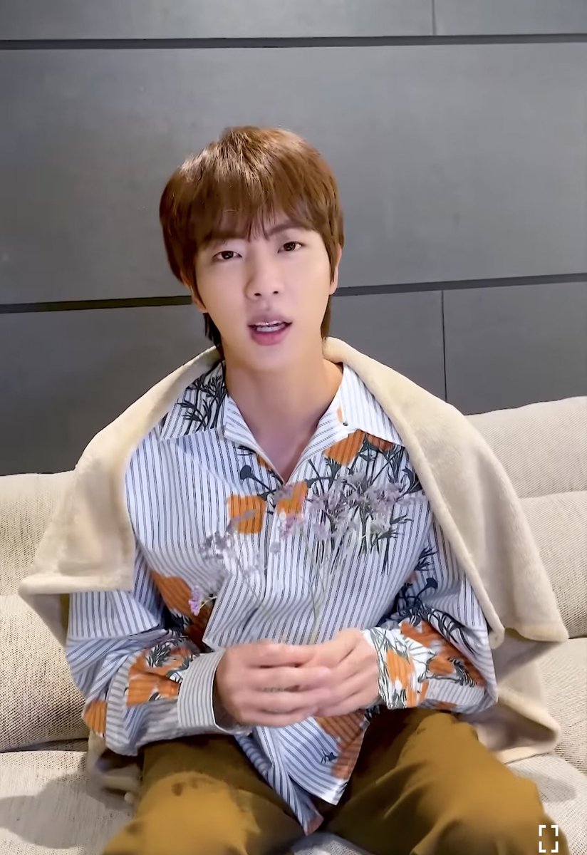 hey anybody knows what kind of flower is he holding? April is known for daisy and sweet pea but he won’t have found those in December Once again Seokjin has a new prop for his message - flowers - and he asked for purple flowers 😭😭😭😭 He is so meticulous FLOWER-LIKE…