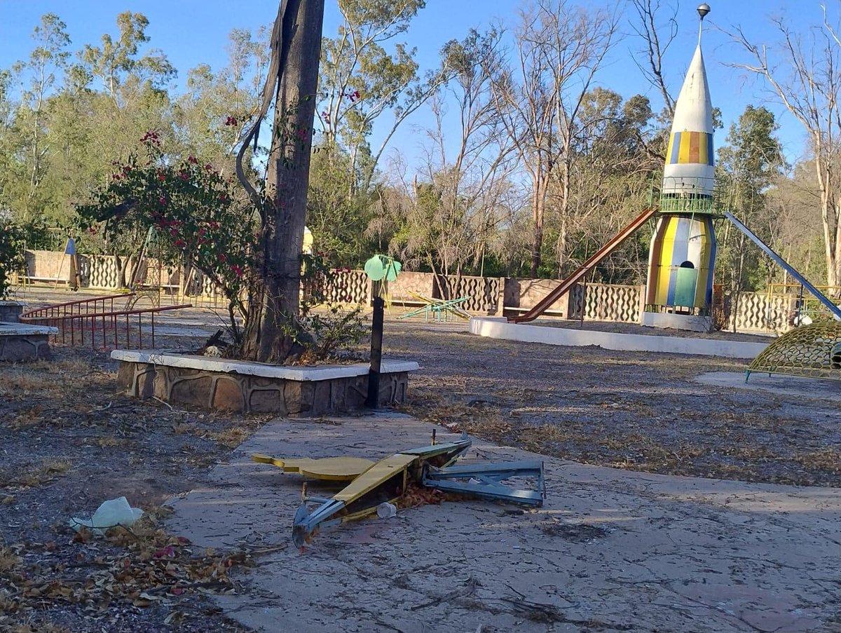 El Parque de Morales está a días de cumplir los 100 años: la sequía no ha ayudado a que el parque sea vea con vida. En días pasados se dio a la tarea de realizar limpieza de algunas zonas del parque. Ver nota: tinyurl.com/358cza2f #SLP