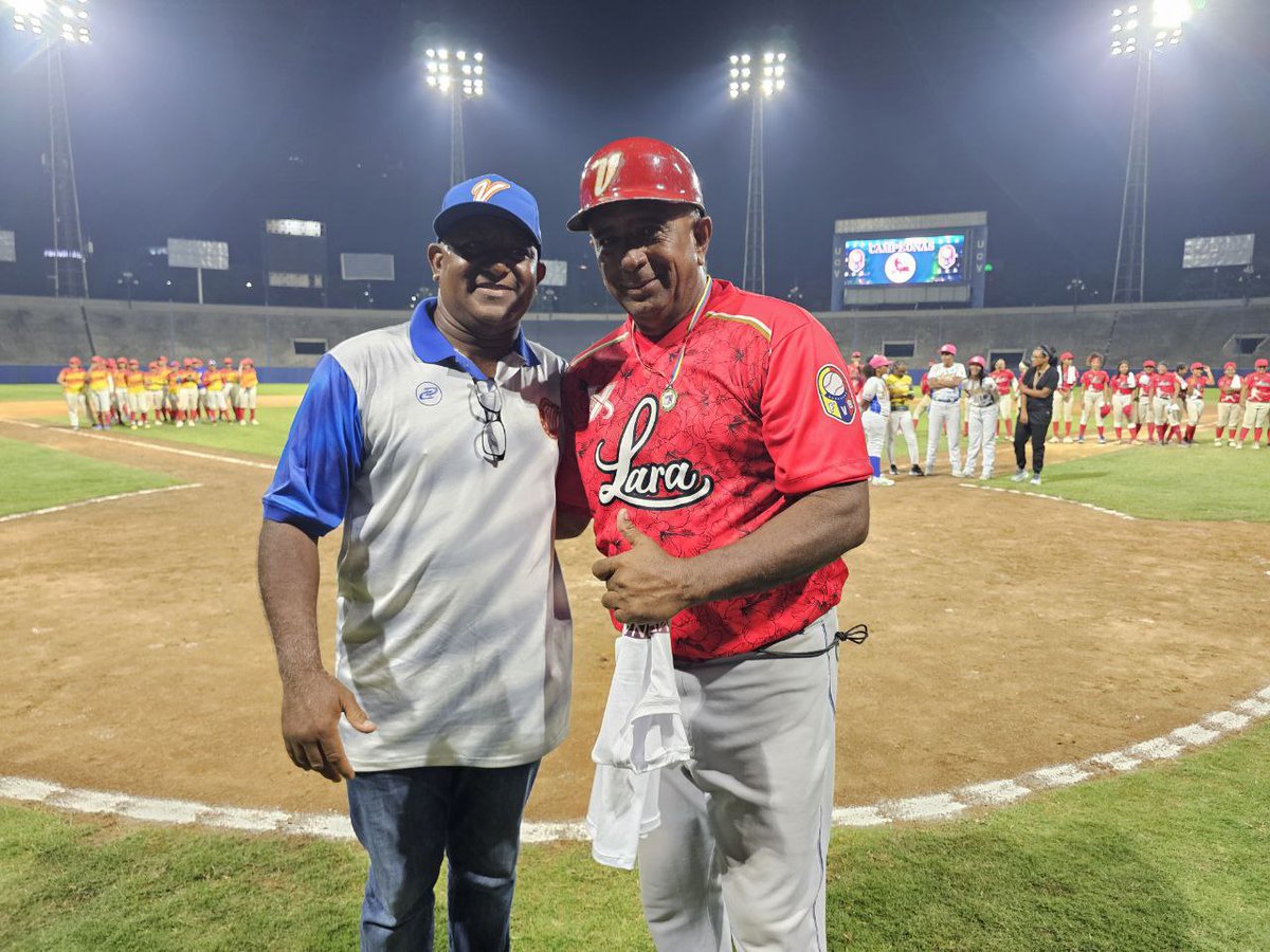 #NacionalFemenino ♀️ #Final En imágenes 📷 Ceremonia de Premiación del torneo 🏆 XIV Torneo Nacional Femenino 📷 Carlos Castro 🌎 #Caracas 🇻🇪 🏟️ Estadio UCV 💻 fevebeisbol.org #SembrandoBeisbol ⚾