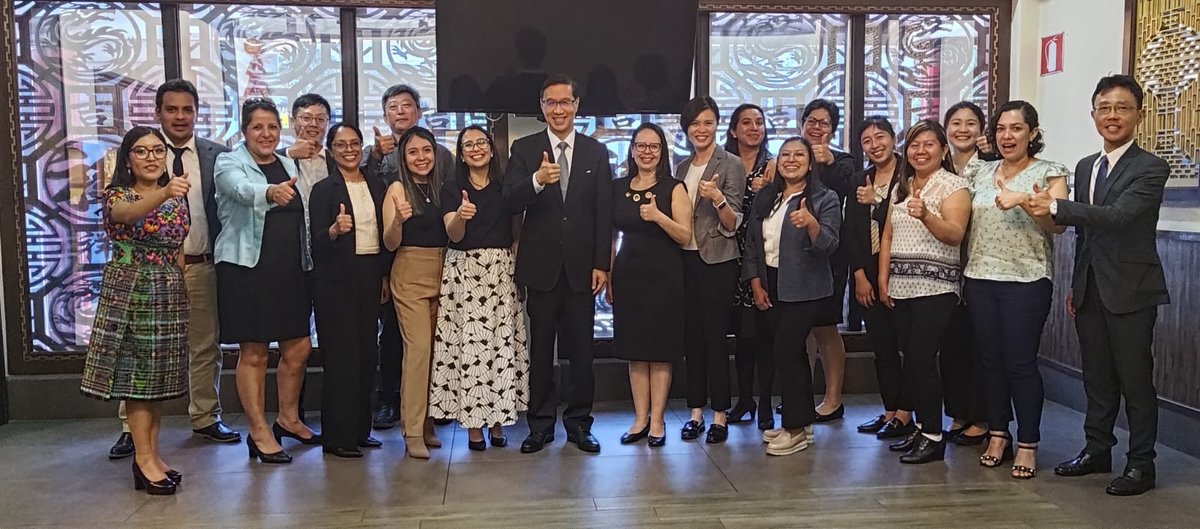 El Embajador Miguel Tsao sostuvo una reunión con 12 participantes guatemaltecos de sus respectivos cursos con tema de maternidad y neonatal, salud mental y conservación marina, que se realizará en Taiwán estos meses. ¡Les deseamos un viaje seguro y de experiencias enriquecedoras!