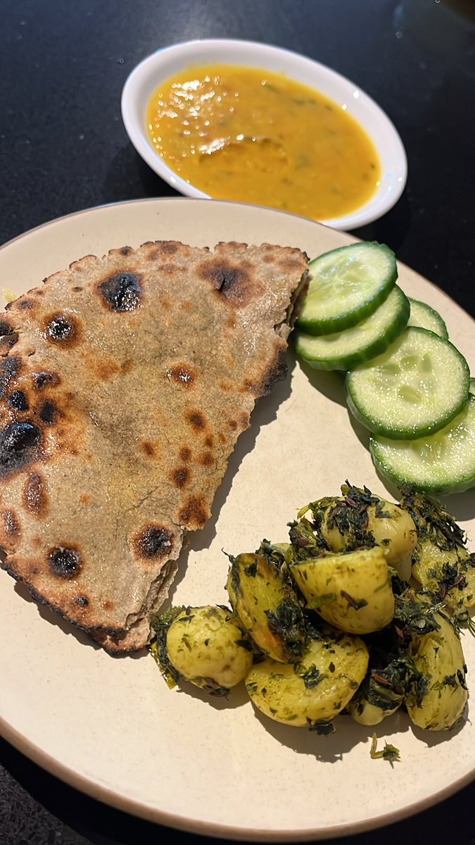 Devanjana_'s tweet photo. Bajra roti, methi aalu https://t.co/t24IrOHkKd