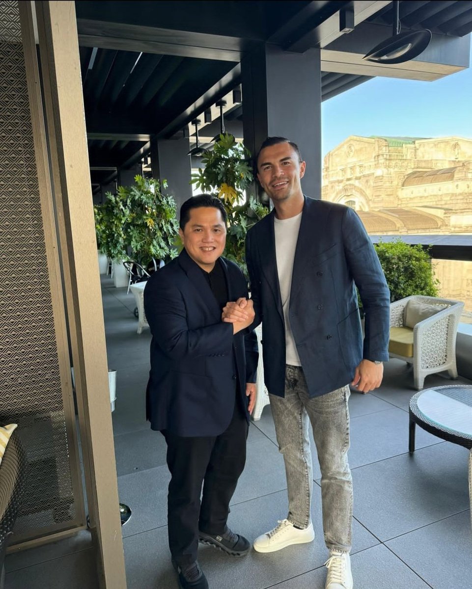 Chairman of PSSI Erick Thohir met Inter's goalkeeper Emil Audero during his trip in Italy. Erick Thohir is a former president of Inter, while Emil Audero has Indonesian blood through his father. 👀