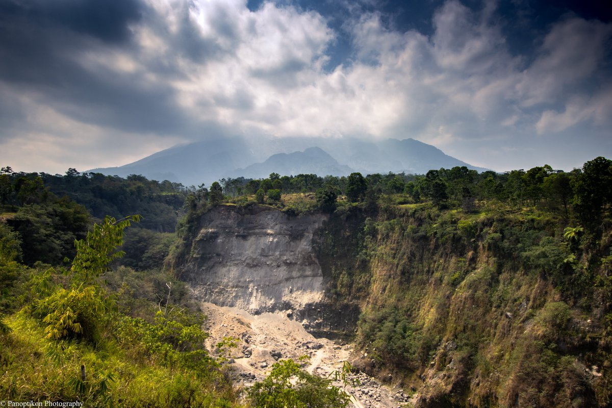 PhotoPanoptikon's tweet photo. Slices of life on Java Island, #indonesia...

Featured: the carved Buddha inside Mendut Temple; a stairwell in Borobudur temple; Mount Merapi dominates the horizon; &amp; the afternoon sun on Watukarung Beach.

#photooftheday #travelphotography #indonesian #TravelTheWorld #PHOTOS https://t.co/r4KwENwyf6