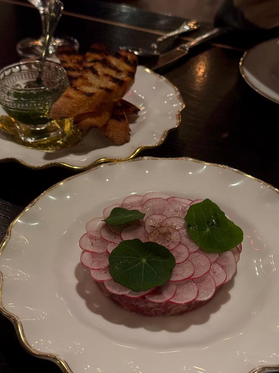 The Michelin-starred Pasjoli is located in Santa Monica. The French are really good at cooking duck❗️Before you go, call to make a reservation for their one-duck and three-dish meal.