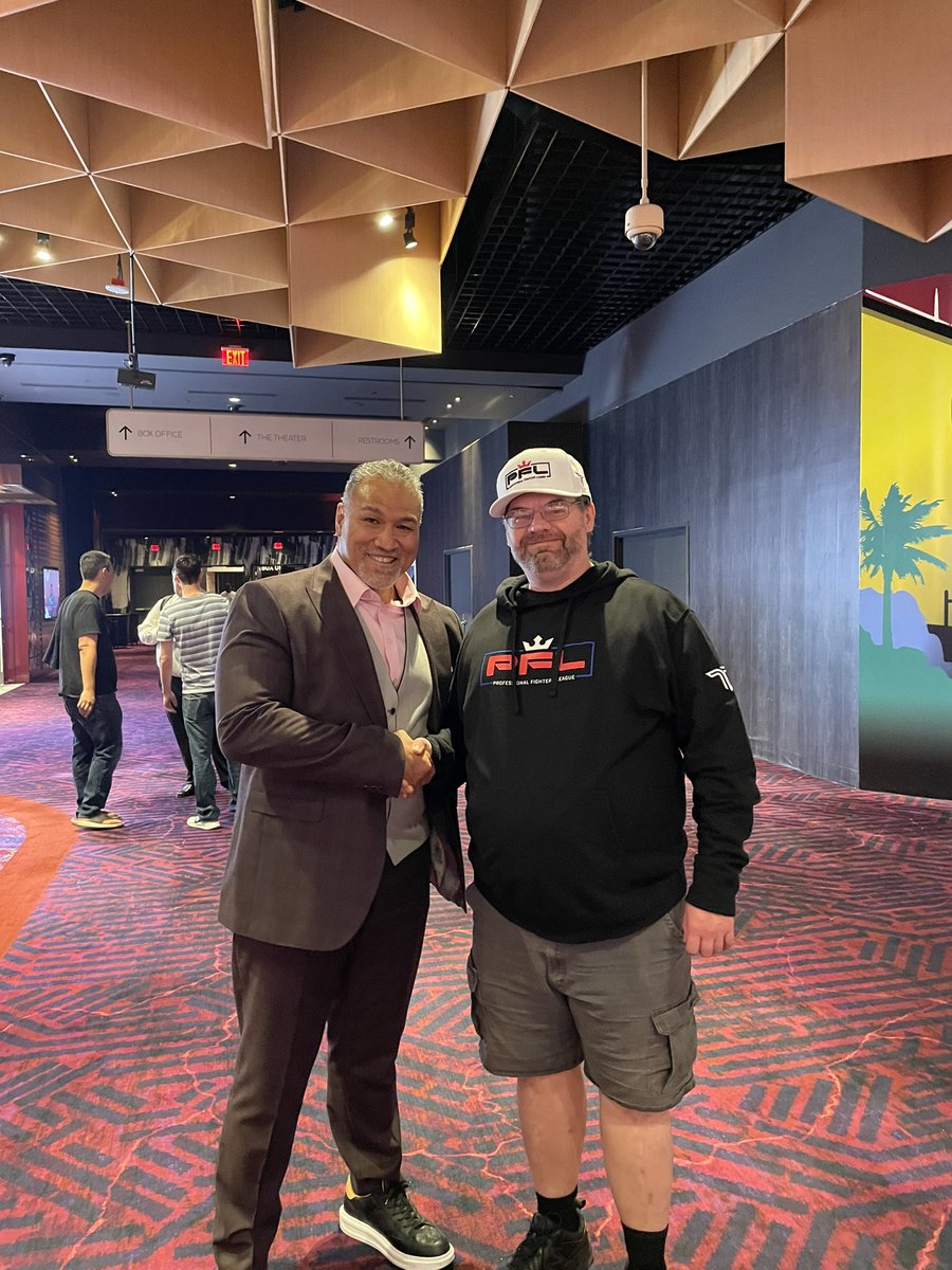 fightswfriends's tweet photo. Had a great night @PFLMMA in Las Vegas. Thank you @SugarRaySefo and @pbrstreetgang19 @StefanStruve what an event. If you want good seats for a reasonable price and an unbelievable event, PFL has it. #pfl #lasvegas #fightswithfriends https://t.co/xgvYmJE7Rw