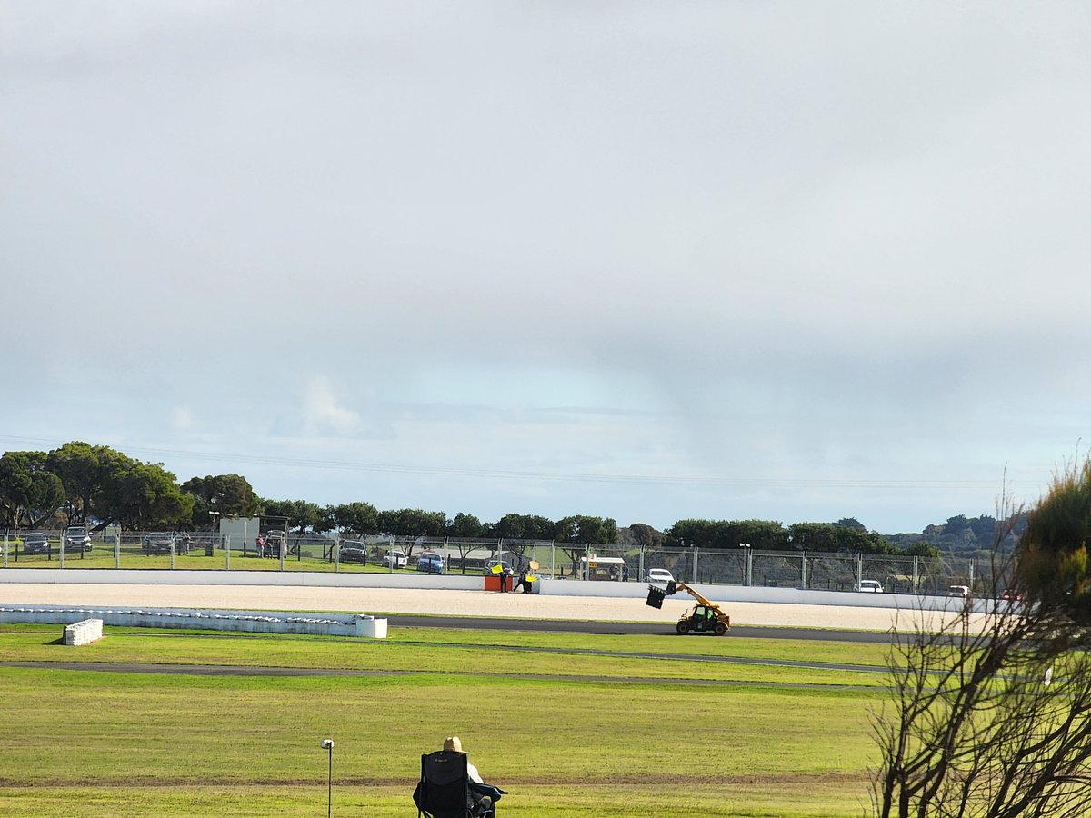 Program currently 20min behind and more tyres on the way.

This is what happens when you have rubbish dirt banks and tyres that aren't protected by a rubber belt.

Entirely avoidable.

#speedseriesau