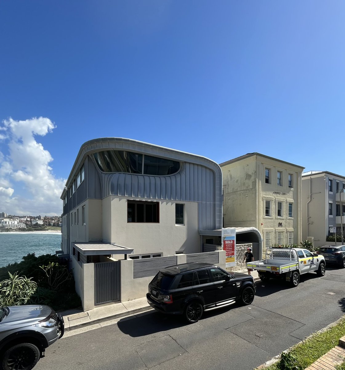 PhilipThalis's tweet photo. On North Bondi headland, up close to accelerating problem across view-obsessed affluent areas.
Older more affordable blocks with little or no parking being redeveloped into few huge upmarket dwellings.
Uplift won’t solve this, zoning needs reform to stop net drop on dwelling nos https://t.co/CaSNU2CaBb