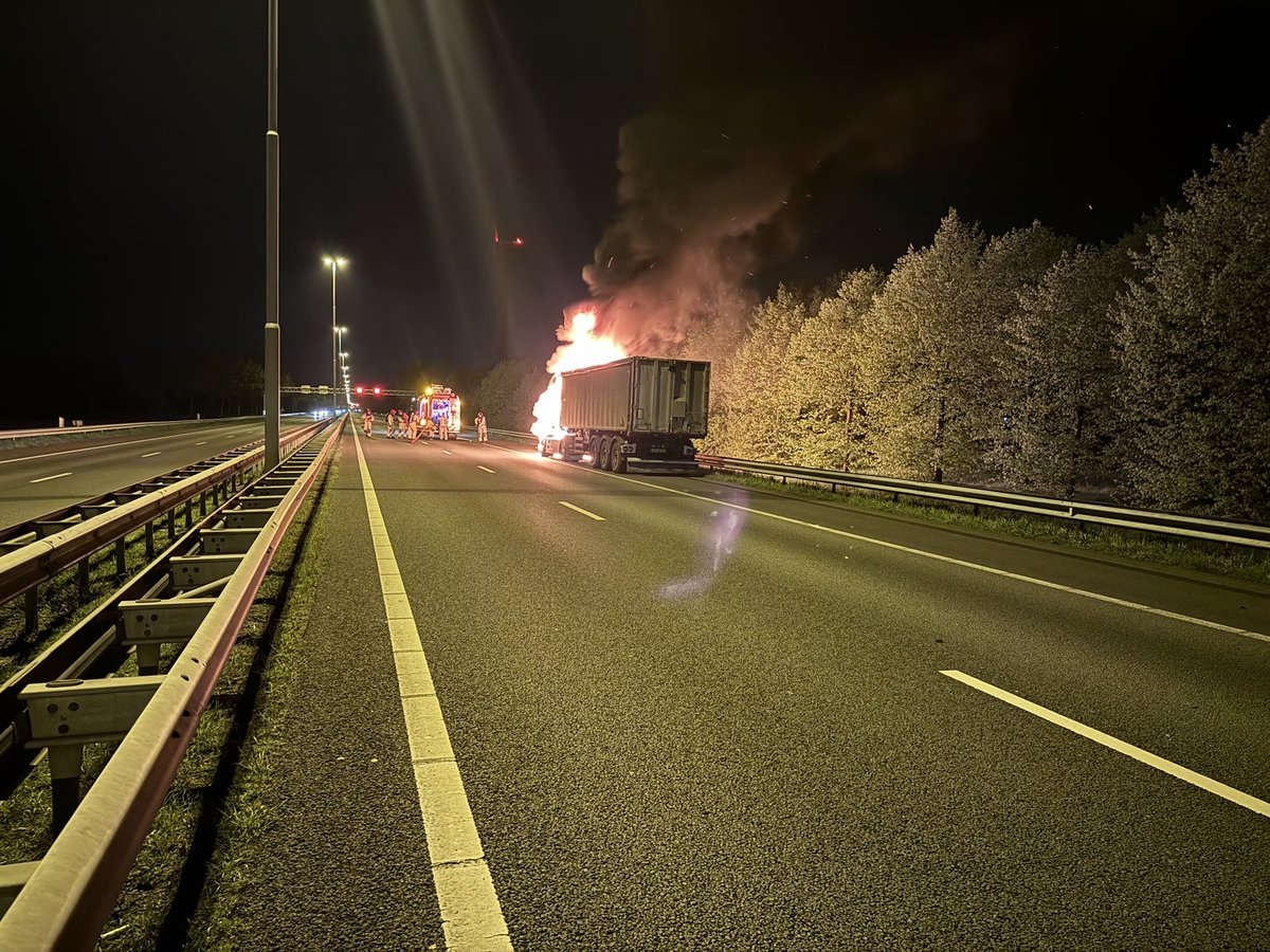 📍#A58 tussen #Oirschot en #Moergestel stond een vrachtwagen in brand 🔥. Rijbaan was dicht. Zometeen gaat de linker rijstrook weer open.