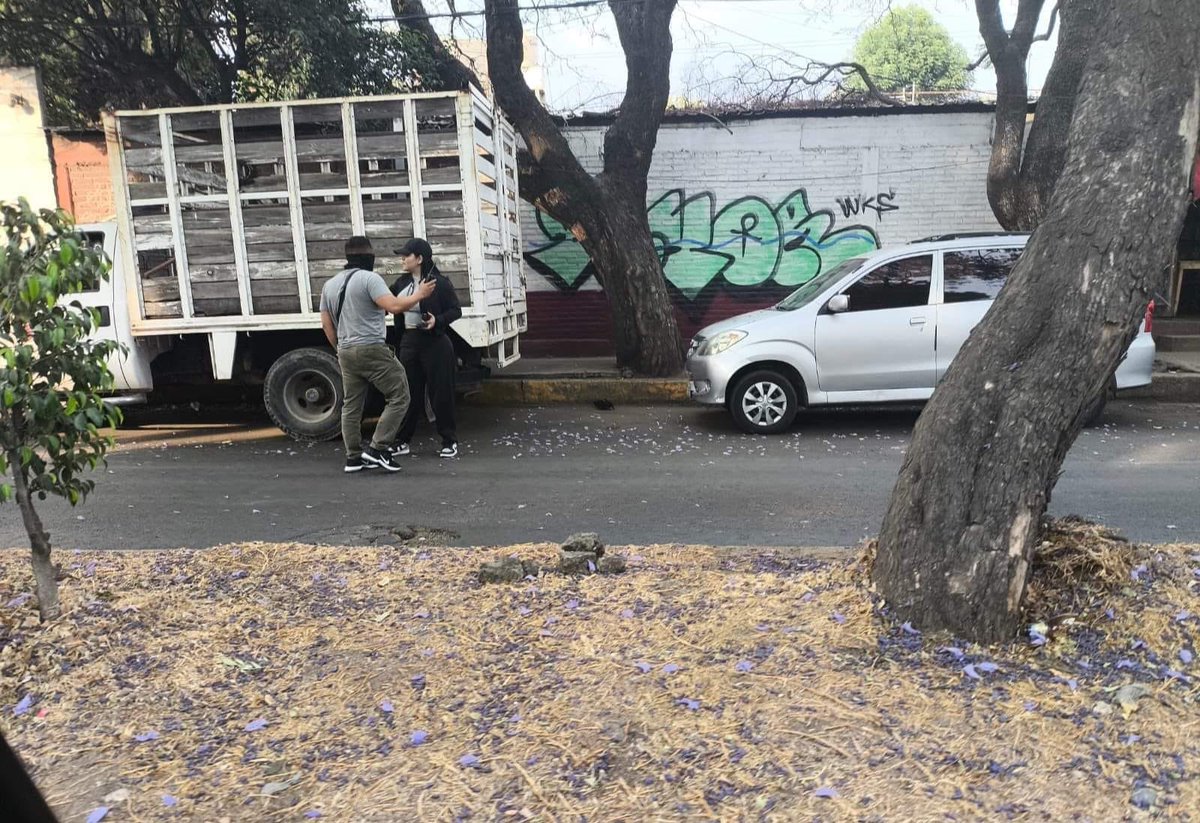 URGENTE, 🚨 CDMX 

Imágenes de Xochimilco, la zona del bosque de nativitas.

Hombres con armas largas a plena luz del día y sin temor a la autoridad.

No sé si son policías o civiles, pero Xochimilco está gobernando por la 4T.

Está es la mierda en la que nos hundieron los…