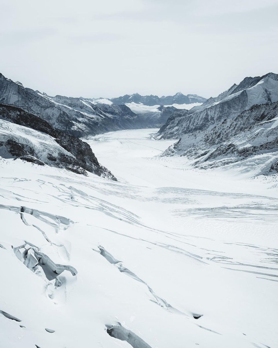 The flowers are sprouting down in the village but the eternal ice is not far away ❄️ The Jungfraujoch - Top of Europe the highest railroad station in Europe can be reached 365 days a year ☀️ How about a spring trip? 🚡 bit.ly/JungfraujochTo… 📷 instagram.com/sebdroll_photo…