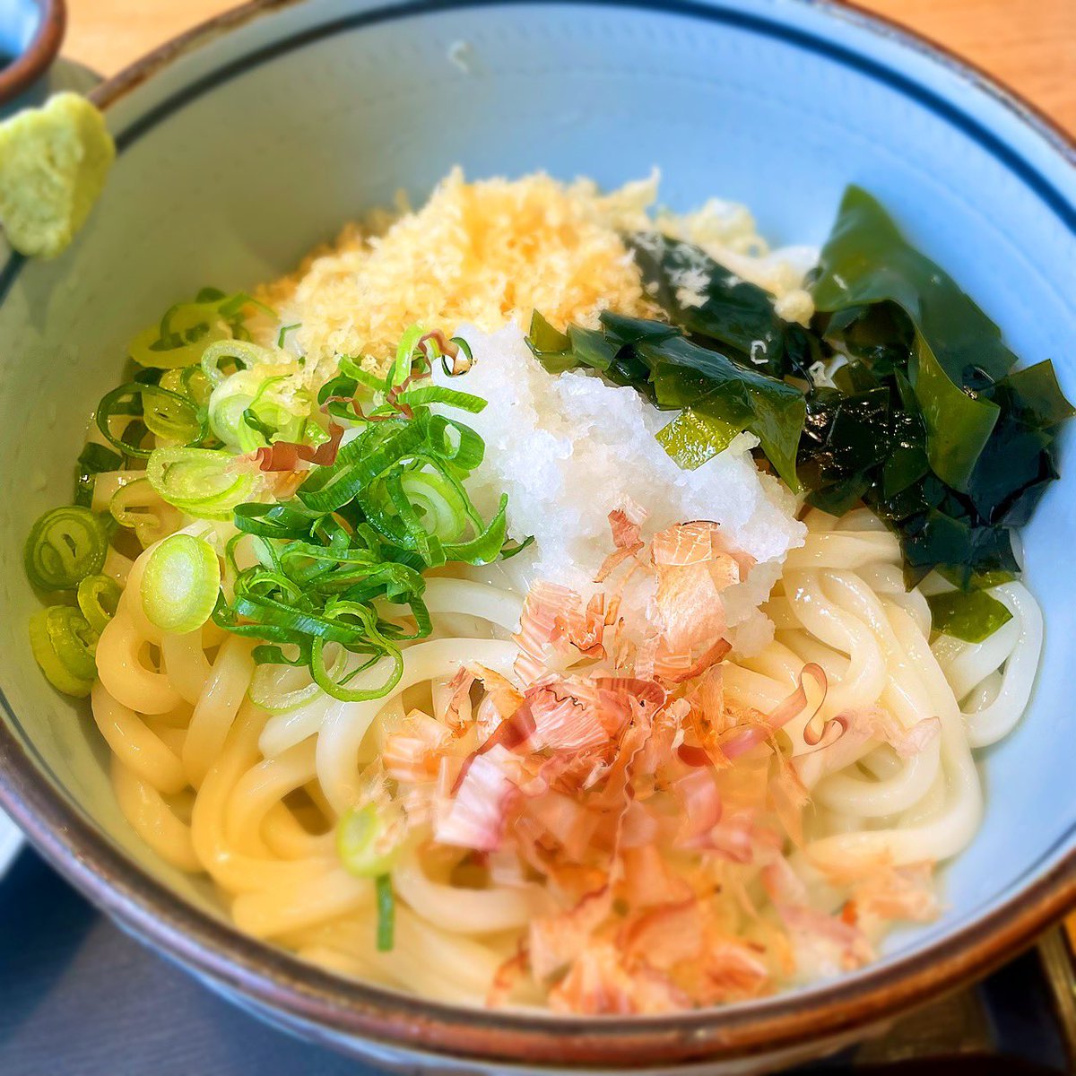 JASDF_Trombone's tweet photo. ウエスト天神北店
おろしぶっかけうどん（冷）
今日の福岡はいい天気ですよ。
ウエストのツルツル麺が、かけ汁をまとって美味しい😋 https://t.co/W2P2scon0D